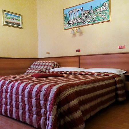 Hotel Cristina ローマ エクステリア 写真