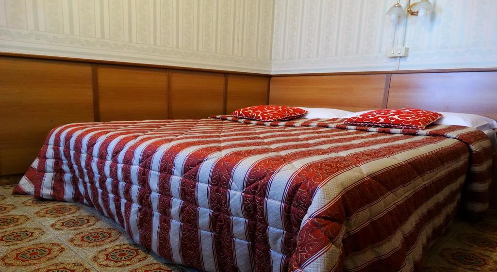 Hotel Cristina ローマ エクステリア 写真