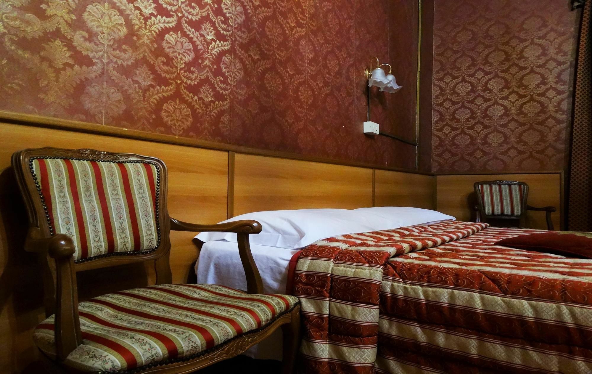 Hotel Cristina ローマ エクステリア 写真